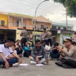 Aksi Humanis Kapolres Bulukumba AKBP Restu, Temui Peserta Aksi Sambil Duduk di Aspal