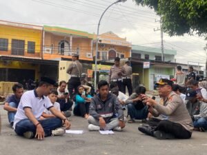 Aksi Humanis Kapolres Bulukumba AKBP Restu, Temui Peserta Aksi Sambil Duduk di Aspal