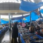 Atap Pasar Tradisional Cekkeng Kabupaten Bulukumba Rusak Parah, Pedagang Keluhkan Air Hujan