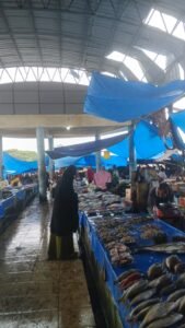 Atap Pasar Tradisional Cekkeng Kabupaten Bulukumba Rusak Parah, Pedagang Keluhkan Air Hujan